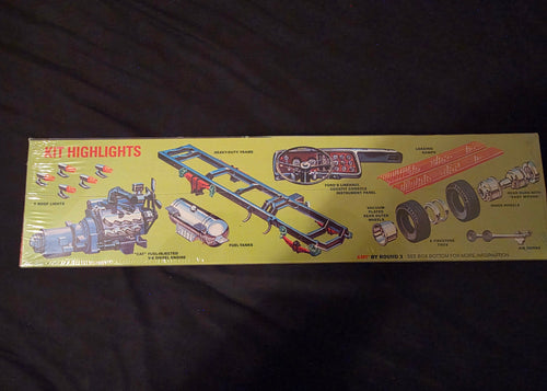 AMT 758 Ford LN 8000 Race Car Hauler TRUCK 1/25 Model KIT