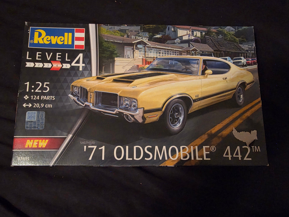 Revell 1:25 1971 Olds 442 W-30 Plastic Model Kit Unassembled 07695