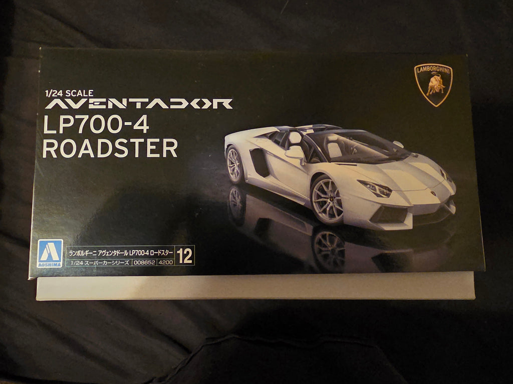 Aoshima 1/24 Scale Lamborghini Aventador LP 700-4 Roadster