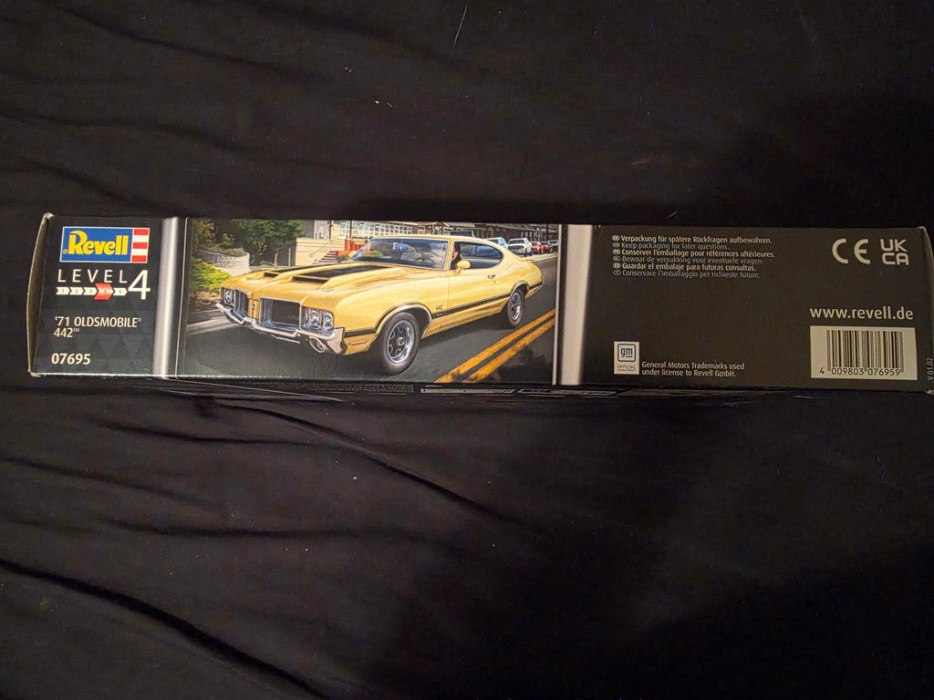 Revell 1:25 1971 Olds 442 W-30 Plastic Model Kit Unassembled 07695