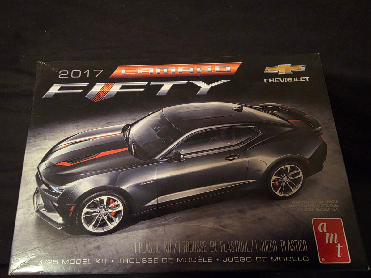 2017 CHEVROLET CAMARO 50TH ANNIVERSARY EDITION AMT 1:25 PLASTIC MODEL KIT-4946